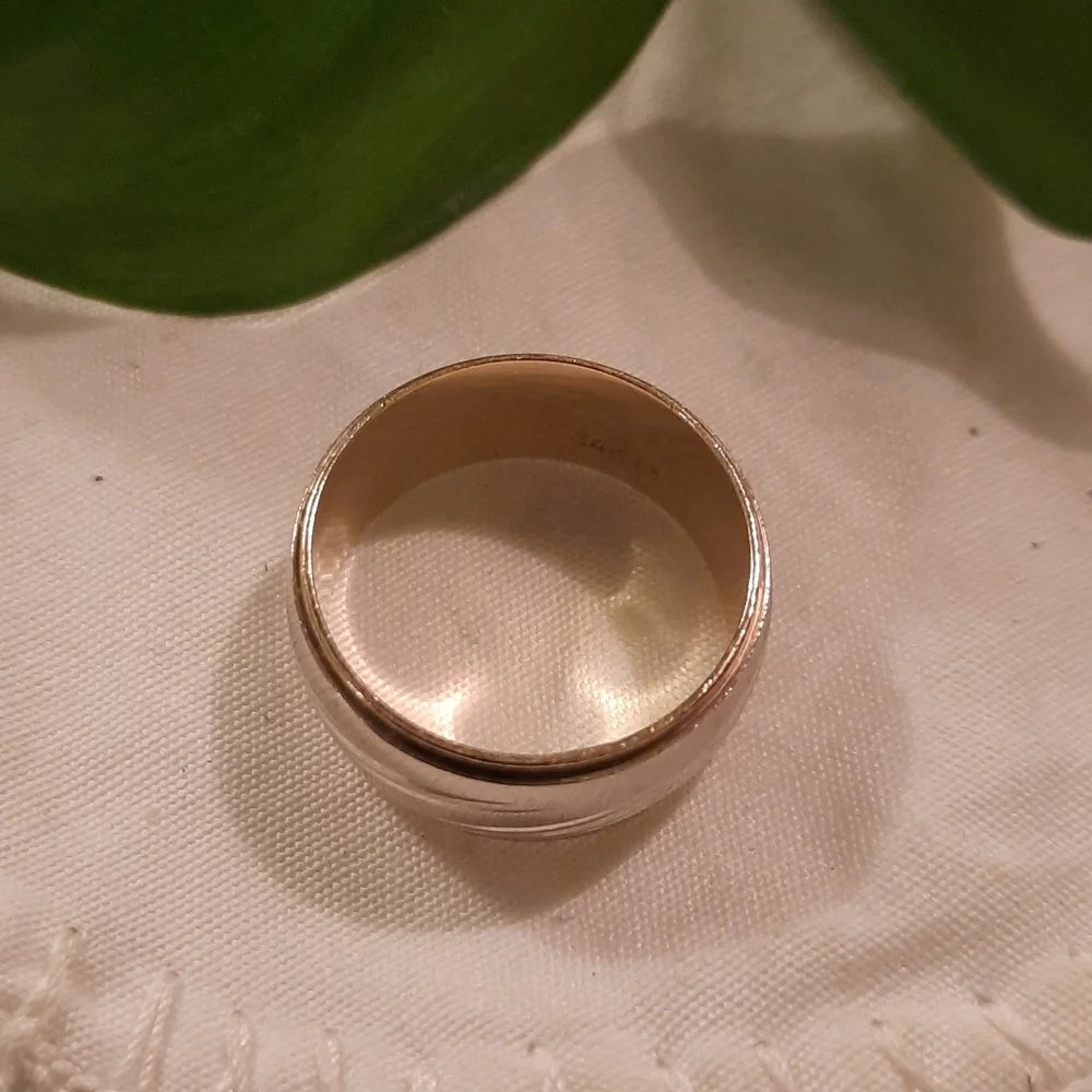 White gold and yellow  14 k gold thick ring pinky ring , small size 7 - Picture 4 of 4